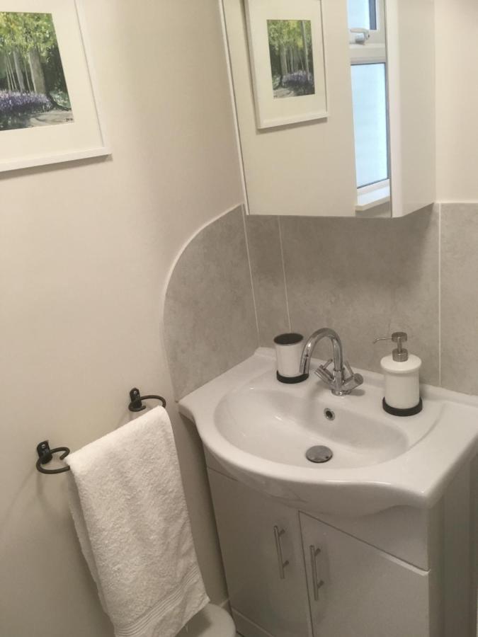 Cute Self-Contained Guest Room With Ensuite And Private Decked Porch In Глостънбъри Екстериор снимка