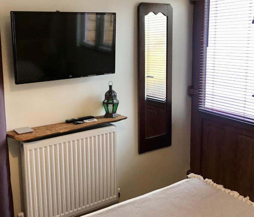 Cute Self-Contained Guest Room With Ensuite And Private Decked Porch In Глостънбъри Екстериор снимка