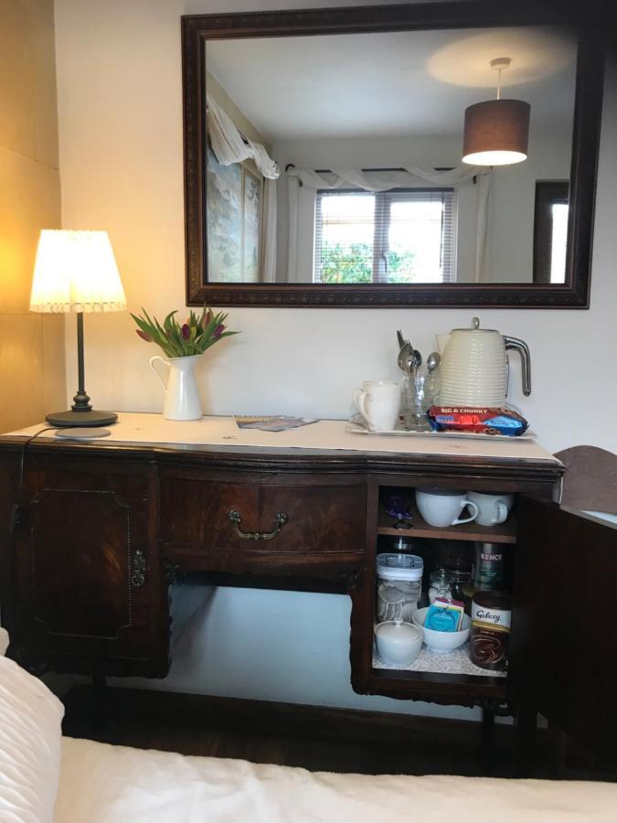 Cute Self-Contained Guest Room With Ensuite And Private Decked Porch In Глостънбъри Екстериор снимка